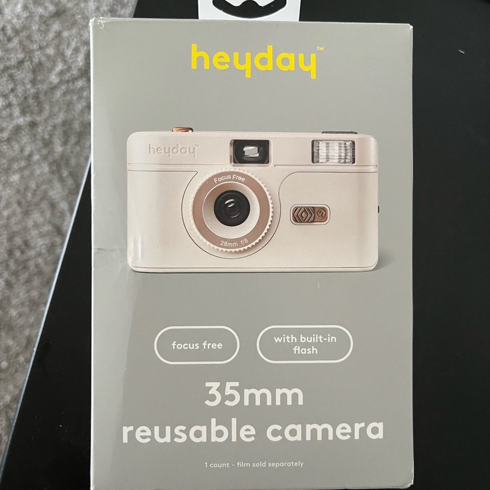 35’m Heyday reusable camera. Never used. Built in flash. Film NOT included.